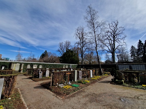 Beisetzung an Grab auf Friedhof Sihlfeld in Zürich.