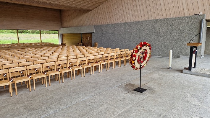 Trauersängerin in Friedhofskapelle Eichbühl in Zürich.