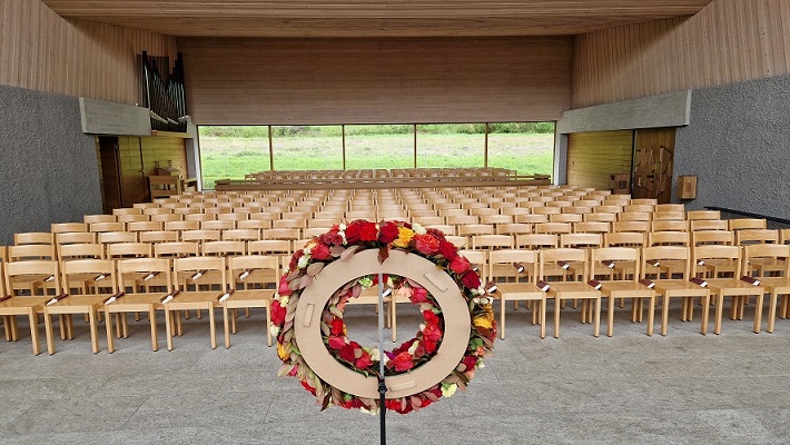 Auftritt als Sängerin an Trauerfeier in Kapelle des Friedhofs Eichbühl in Zürich.